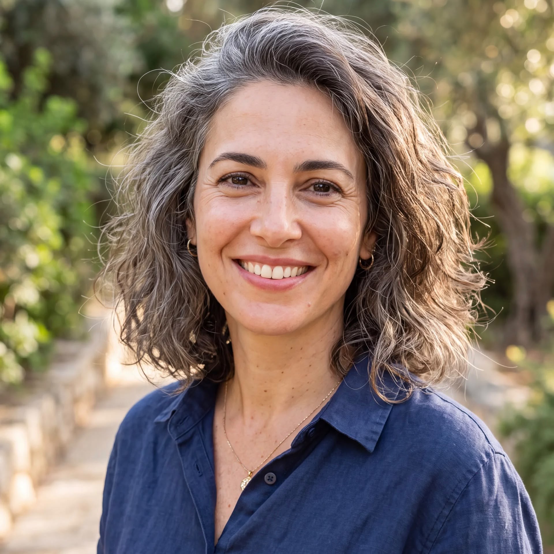 מה באמת קורה לשיער אחרי גיל 40? המדריך שכל אישה צריכה לקרוא – והסיבה שבגללה הטיפול מתחיל דווקא בקרקפת